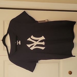 Women's size Large Yankees t-shirt
